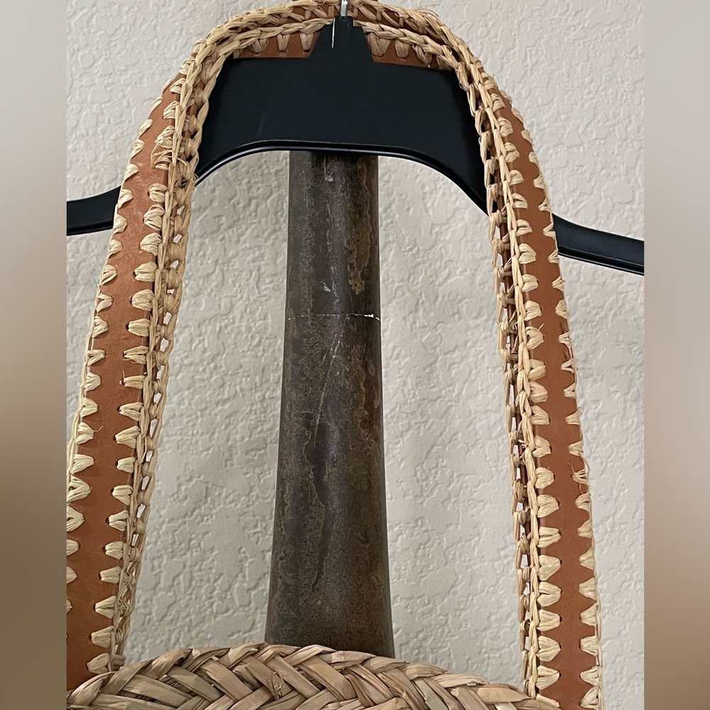 🔥 NWT~The VACATION TOTE Universal Treads Round Straw Tote Bag 1 Inside pocket - Picture 3 of 12